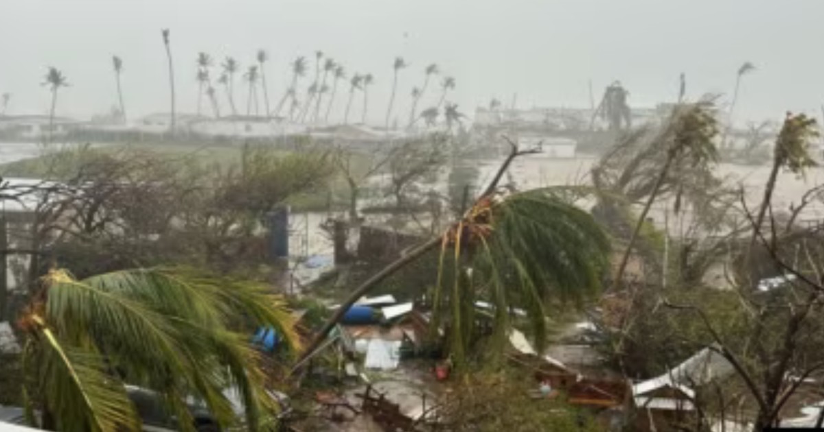 Huracán Beryl, de categoría 3, transita hoy por el sur del centro y